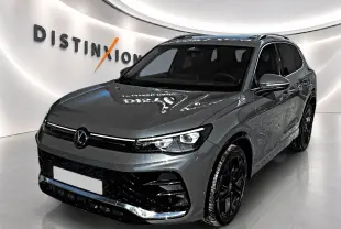 Volkswagen Tiguan 2.0 TDI gris dauphin en 3/4 avant droit avec jantes noires et calandre R-Line.