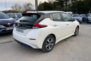 Nissan Leaf 40 N-Connecta blanc vue 3/4 arrière droit avec toit noir et feux arrière distinctifs en forme de boomerang.