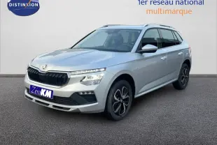 SKODA KAMIQ gris argent métal en 3/4 avant droit, avec jantes alliage et calandre noire distinctive.