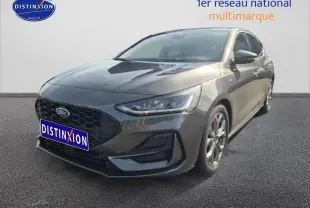 Ford Focus 2024 gris magnétique vue 3/4 avant droit avec calandre noire et jantes alliage visibles