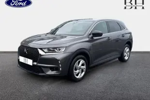 DS7 Crossback gris Platinium vu en 3/4 avant droit avec calandre noire et jantes argentées.