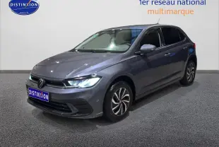 Volkswagen Polo gris cendre vue 3/4 avant droit avec phares LED allumés sur fond neutre.