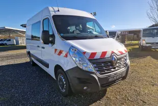 Renault Master cabine approfondie blanc vu en 3/4 avant droit avec bandes rouges et blanches sur la calandre et l'aile.