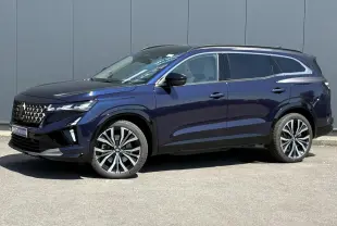 Renault Espace 2025 bleu nocturne en vue profil droit, avec jantes alliage 20 pouces et toit panoramique noir.