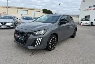 Peugeot 208 Hybrid 145 gris vue 3/4 avant droit avec jantes alliage et feux diurnes LED verticalisés.
