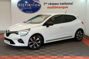 Renault Clio Evolution TCe 90 blanche vue en 3/4 avant droit, avec phares LED allumés et jantes noires bicolores.