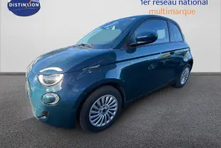 Fiat 500 électrique vert océan métal vue 3/4 avant droit sur fond neutre avec jantes argentées.