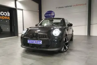 MINI Cabriolet noir vue 3/4 avant droit, phares LED allumés, jantes 16 pouces design 4-Square Spoke.