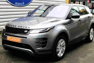 Vue 3/4 avant droit d'un Range Rover Evoque gris métal 2023 avec calandre noire et jantes argentées.