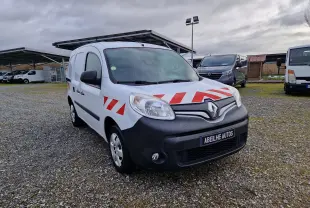 Renault Kangoo blanc vue 3/4 avant droit avec bandes rouges réfléchissantes sur capot et portières.
