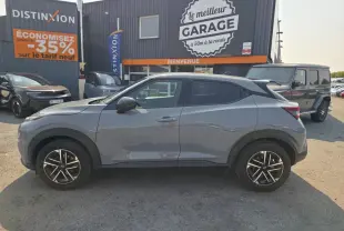 Nissan Juke gris métallisé vue de profil côté gauche, avec jantes alliage 17 pouces et vitres teintées.