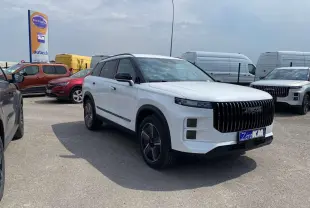 SUV JAECOO J7 blanc khaki en 3/4 avant droit, avec calandre verticale noire distinctive et jantes modernes.