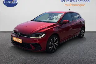 Volkswagen Polo 1.0 TSI R-Line rouge roi vue 3/4 avant droit avec jantes alliage et phares LED allumés.