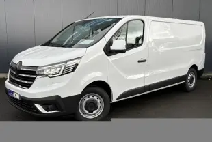 Vue 3/4 avant droite d’un Renault Trafic Fourgon blanc Glacier avec projecteurs Full LED et jantes acier.