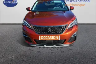 Vue frontale d'un Peugeot 3008 Cooper Metal orange métallisé avec calandre noire et plaque "OCCASION" visible.