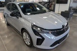 Renault Clio V Blue dCi 100 en gris Rafale, vue 3/4 avant gauche, avec calandre noire et jantes alliage.