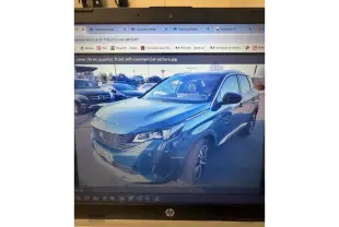 Vue frontale d’un Peugeot 3008 bleu métallisé 2023 avec calandre noire et logo lion chromé visible.