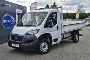 Fiat Ducato Fourgon blanc en vue 3/4 avant droit, plateau arrière ouvert avec grille de protection.