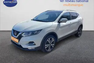 Nissan Qashqai blanc lunaire en 3/4 avant droit, mettant en valeur ses jantes bi-ton et son design moderne.