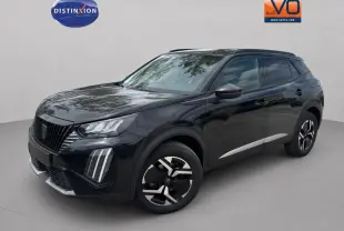 Peugeot 2008 Hybrid noir en 3/4 avant droit, avec barres de toit et jantes alliage 17 pouces distinctives.
