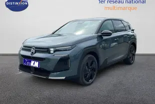 Vue 3/4 avant du Citroën C5 Aircross 2026 en vert Astoria métallisé avec jantes noires et signature lumineuse distinctive.