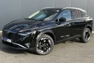 Vue 3/4 avant gauche d'un Nissan Qashqai 2025 noir avec jantes alliage noires et calandre distinctive en losange.