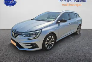 Renault Mégane Break gris titanium vue 3/4 avant droit avec jantes alliage et feux LED allumés.