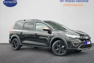 Vue 3/4 avant droite du Dacia Jogger 1.6 hybrid noir nacré métallisé avec jantes noires et barres de toit.