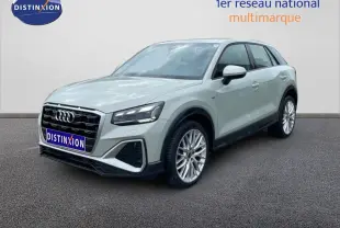 Audi Q2 35 2.0 TDI S-Line argent rose métal vue 3/4 avant droit avec jantes alliage et calandre noire.