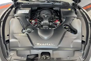 Vue plongeante sur le moteur essence gris foncé de la Maserati Granturismo S 4.7 avec logo Maserati visible.