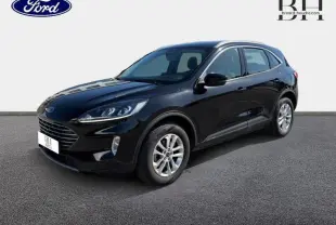 Ford Kuga 2023 noir Agate métallisé en vue 3/4 avant droit avec jantes alu et calandre distinctive.