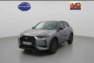 DS3 100 BVM6 Bastille gris vue 3/4 avant droit avec jantes alliage 18 pouces et calandre distinctive noire.