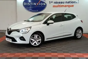 Renault Clio Business E-TECH 140 blanc vue de profil droit en intérieur avec jantes alliage et feux LED allumés.