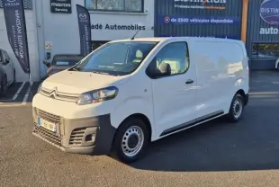 Fourgon blanc Citroën Jumpy L2H1 Diesel 2019 vu de 3/4 avant côté gauche, avec pare-chocs noir et jantes acier.