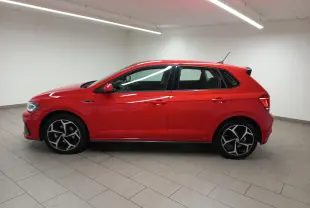 Volkswagen Polo 2019 Rouge Flash vue de profil côté gauche, avec jantes alliage et finition R-Line sportive.