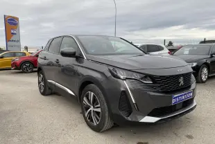 Peugeot 3008 gris platinium vue 3/4 avant droit, avec calandre noire et feux LED verticaux distinctifs.