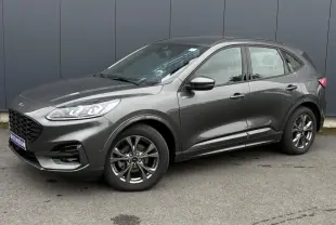Ford Kuga 2.0 EcoBlue gris graphite, vue côté droit en 3/4 avant, jantes alliage et phares LED visibles.