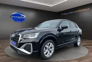 Audi Q2 noir mito en 3/4 avant droit, avec jantes alliage 17 pouces et calandre S-Line distinctive.