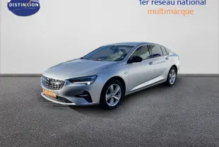 Opel Insignia gris minéral métal vue 3/4 avant droit sur fond neutre avec calandre chromée et phares LED.