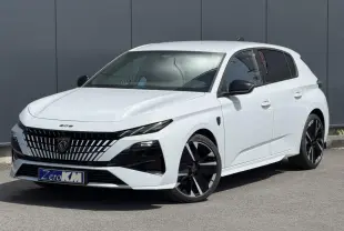Peugeot 308 NV Hybrid blanc Okenite vue 3/4 avant droit avec jantes noires bi-tons et calandre distinctive.