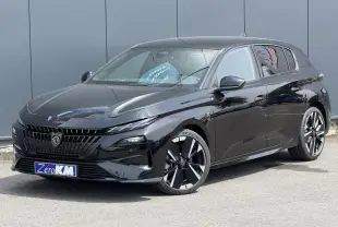 Peugeot 308 NV Hybrid 145 GT noir Perla, vue 3/4 avant droit, jantes alliage bi-tons et calandre distinctive.