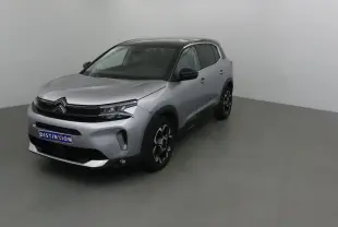 Citroën C5 Aircross gris Artense avec toit noir, vue 3/4 avant droit en intérieur neutre.