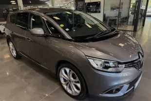 Renault Grand Scenic IV Business gris Cassiopée en 3/4 avant droit, avec jantes alliage et phares LED visibles.