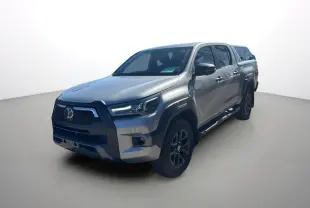Toyota Hilux 4x4 gris acier en 3/4 avant droit avec hardtop et jantes alu noires 18 pouces.