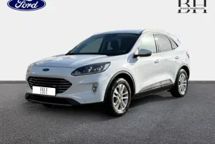Ford Kuga blanc Glacier en 3/4 avant droit, avec jantes alu et vitres arrière surteintées sur fond neutre.
