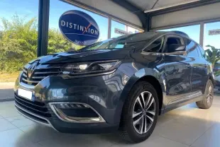 Vue 3/4 avant droite d'un Renault Espace V gris métallisé en showroom avec jantes alliage et feux LED distinctifs.