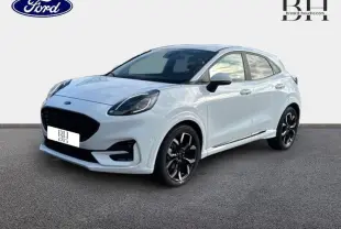 Ford Puma blanc glacier en vue 3/4 avant droit avec jantes alliage noires et toit panoramique.