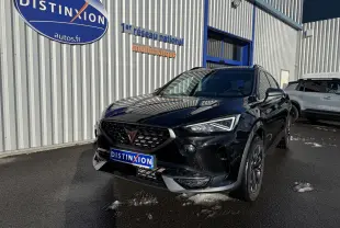 Vue 3/4 avant d’un CUPRA Formentor noir minuit 2023, avec calandre distinctive et phares LED anguleux.