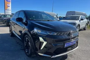 Vue 3/4 avant droite d’un Renault Symbioz noir étoilé avec calandre moderne et jantes alliage noires.