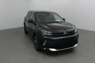 Citroën C5 Aircross noir vu en 3/4 avant droit, avec calandre distinctive et jantes alliage noires.